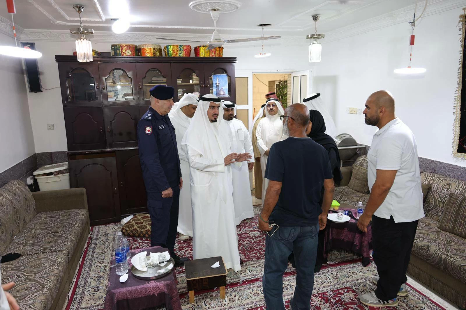 محافظ العاصمة يزور منطقة سترة للاطمئنان على سلامة المواطنين إثر العدوان الإيراني بطائرات مسيرة