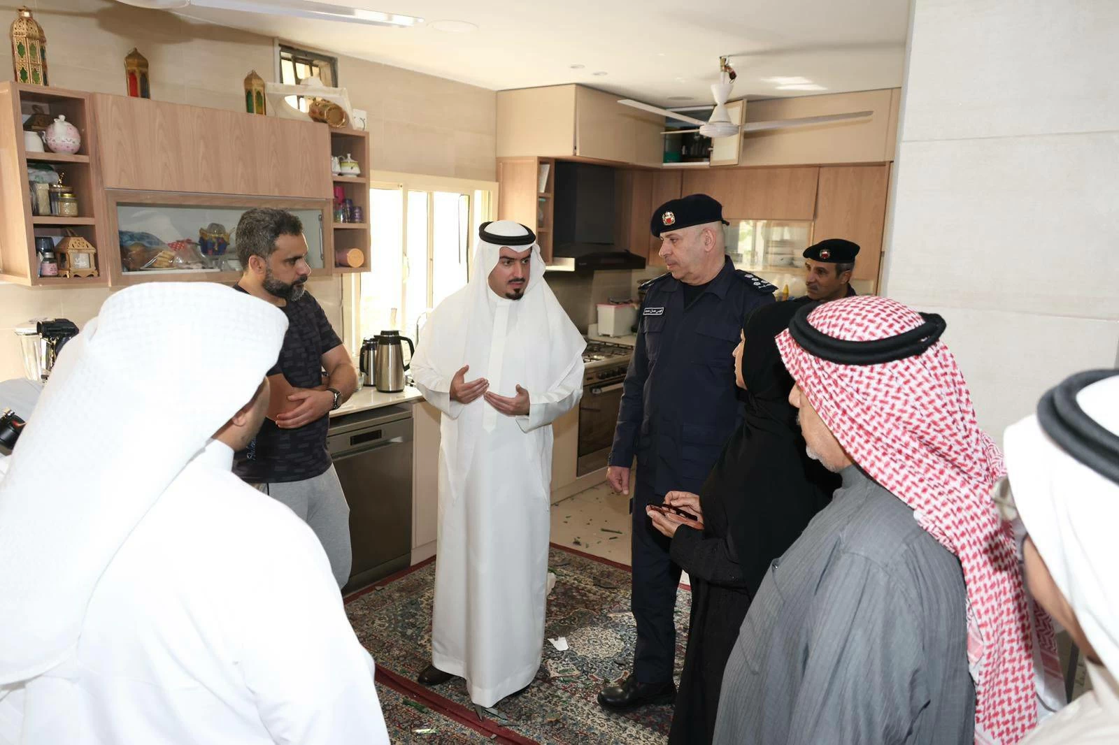 محافظ العاصمة يزور منطقة سترة للاطمئنان على سلامة المواطنين إثر العدوان الإيراني بطائرات مسيرة