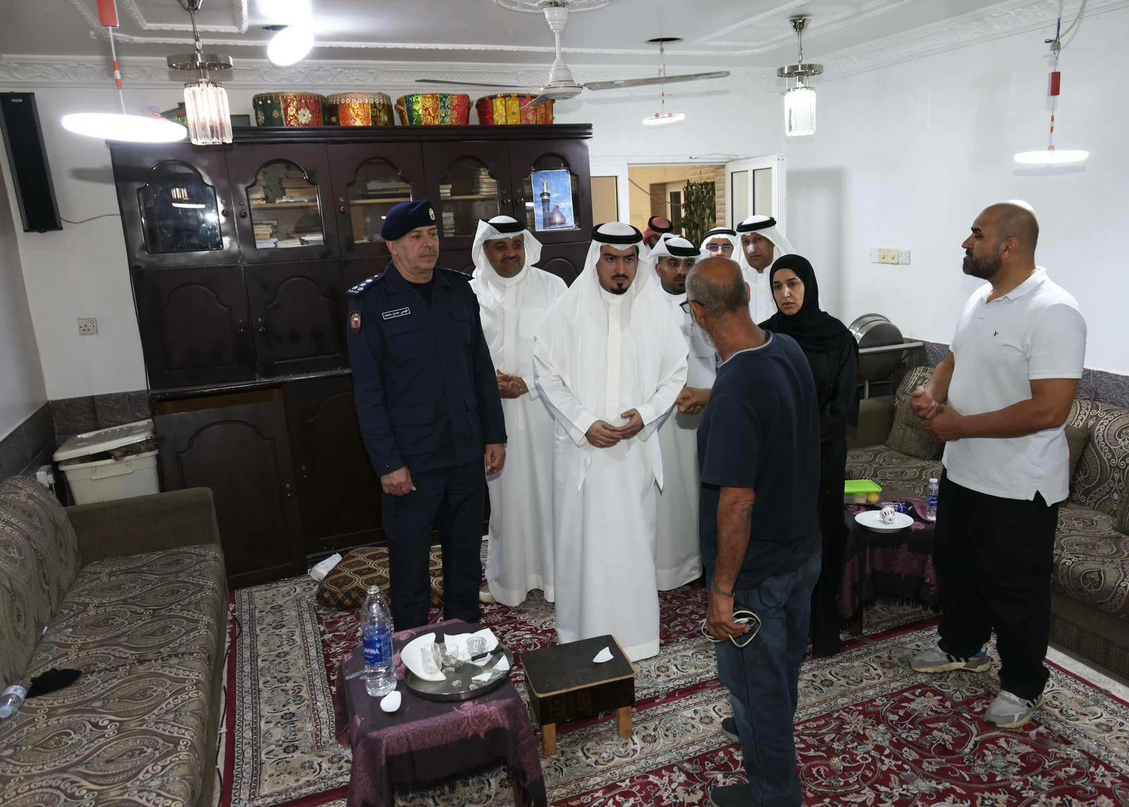 محافظ العاصمة يزور منطقة سترة للاطمئنان على سلامة المواطنين إثر العدوان الإيراني بطائرات مسيرة