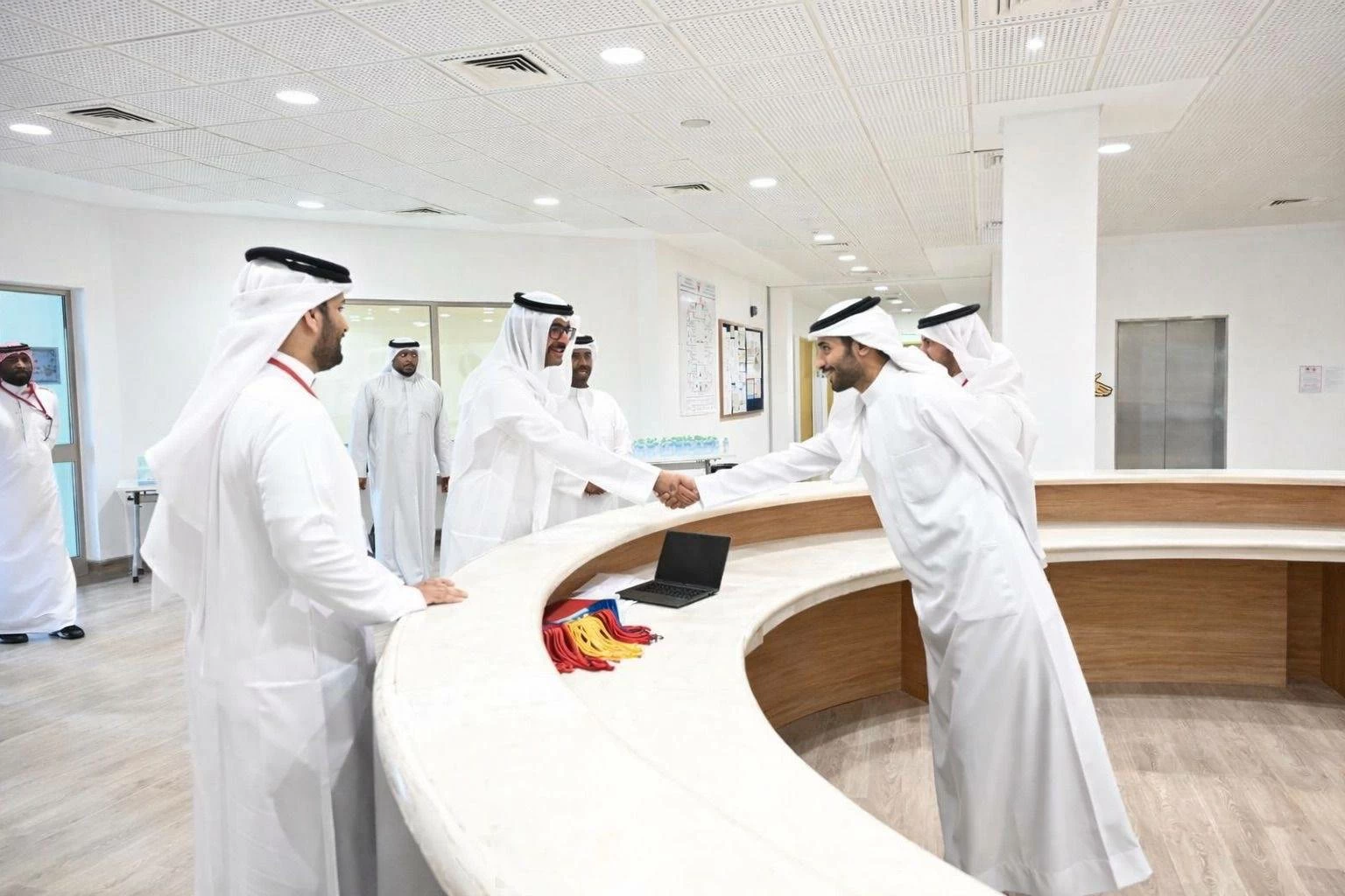 محافظ الجنوبية يواصل زياراته لمراكز الإيواء ويشارك في مبادرة توزيع إفطار صائم