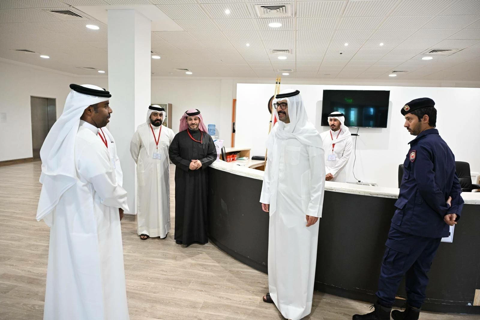 محافظ الجنوبية يواصل زياراته لمراكز الإيواء ويشارك في مبادرة توزيع إفطار صائم