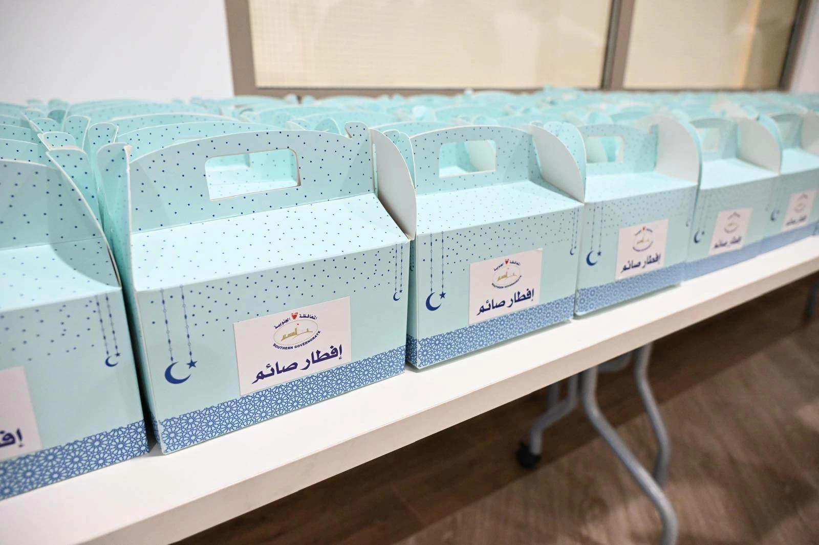 محافظ الجنوبية يواصل زياراته لمراكز الإيواء ويشارك في مبادرة توزيع إفطار صائم