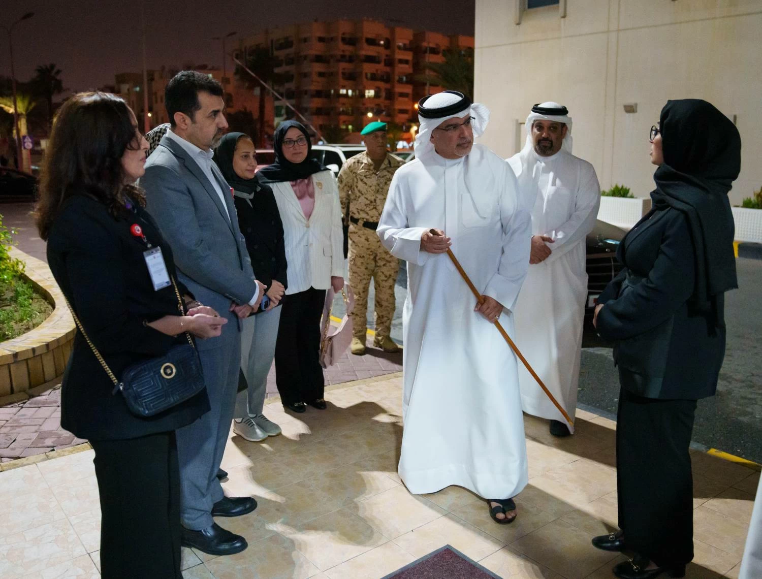 ولي العهد رئيس الوزراء يطمئن على المصابين من أهالي سترة