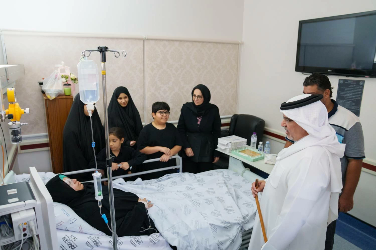 ولي العهد رئيس الوزراء يطمئن على المصابين من أهالي سترة