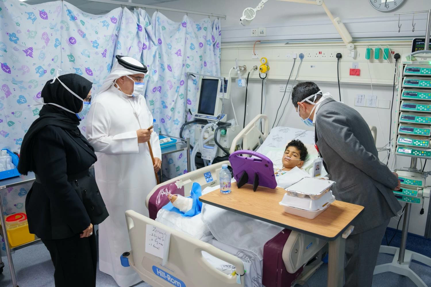 ولي العهد رئيس الوزراء يطمئن على المصابين من أهالي سترة