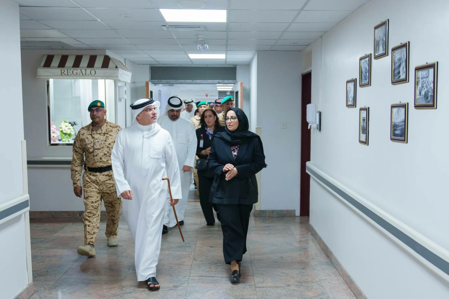 ولي العهد رئيس الوزراء يطمئن على المصابين من أهالي سترة