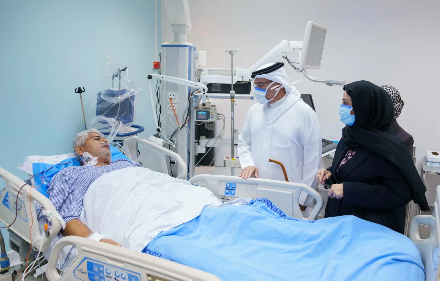 ولي العهد رئيس الوزراء يطمئن على المصابين من أهالي سترة