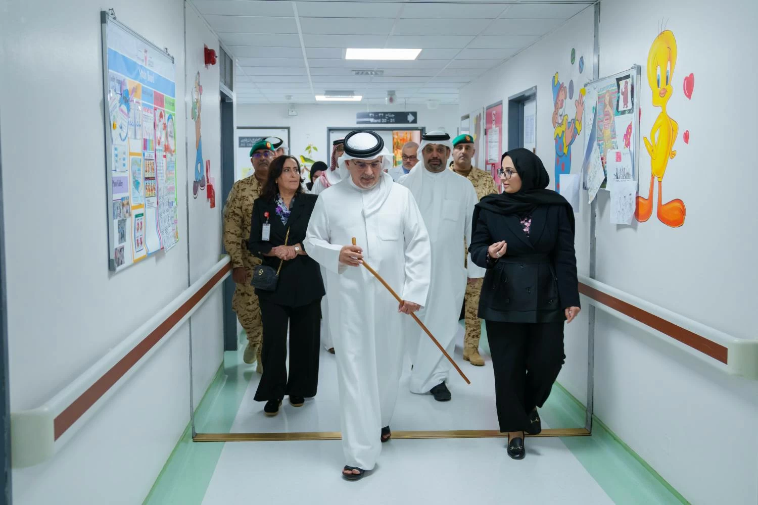 ولي العهد رئيس الوزراء يطمئن على المصابين من أهالي سترة