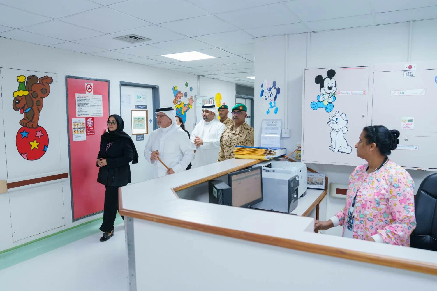 ولي العهد رئيس الوزراء يطمئن على المصابين من أهالي سترة