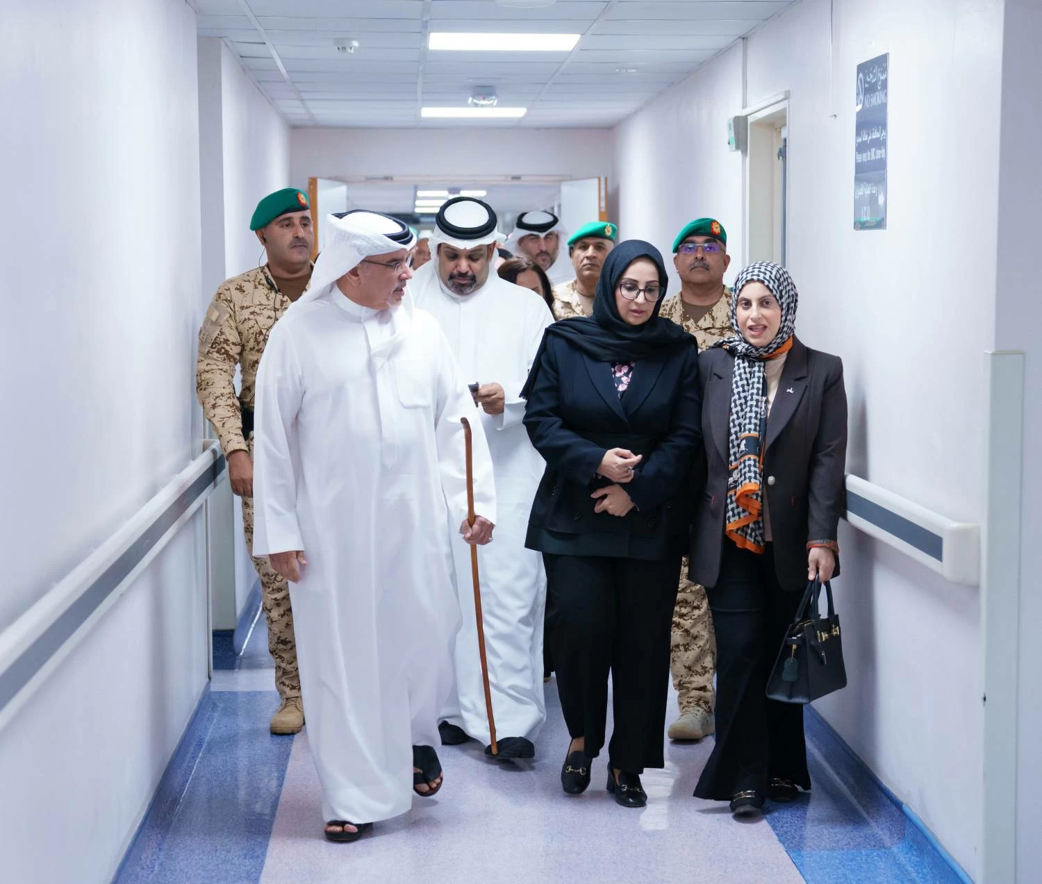 ولي العهد رئيس الوزراء يطمئن على المصابين من أهالي سترة