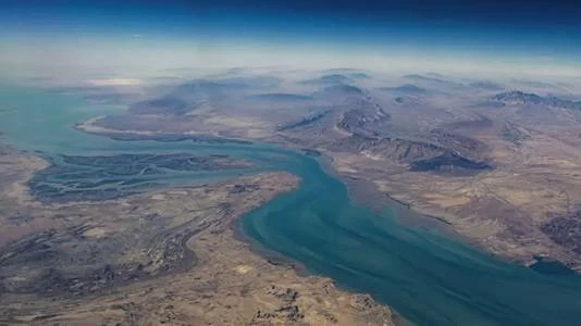 البحرية الباكستانية تواكب السفن التجارية وسط حرب إيران