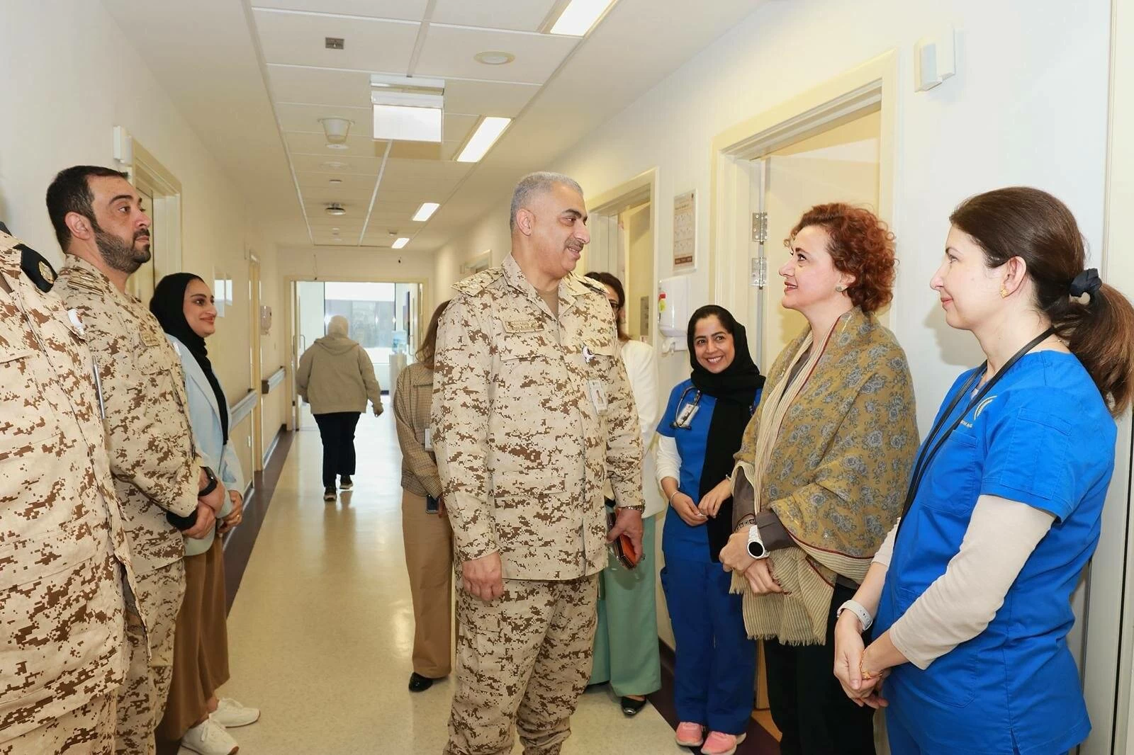 قائد الخدمات الطبية الملكية يقوم بزيارة تفقدية لمركز البحرين للأورام