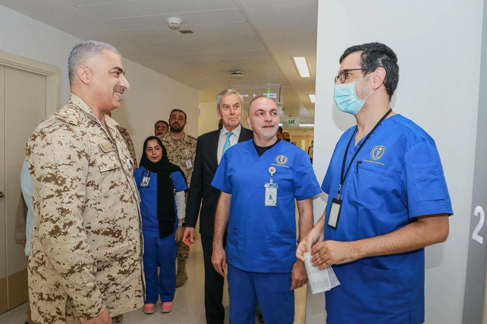 قائد الخدمات الطبية الملكية يقوم بزيارة تفقدية لمركز البحرين للأورام