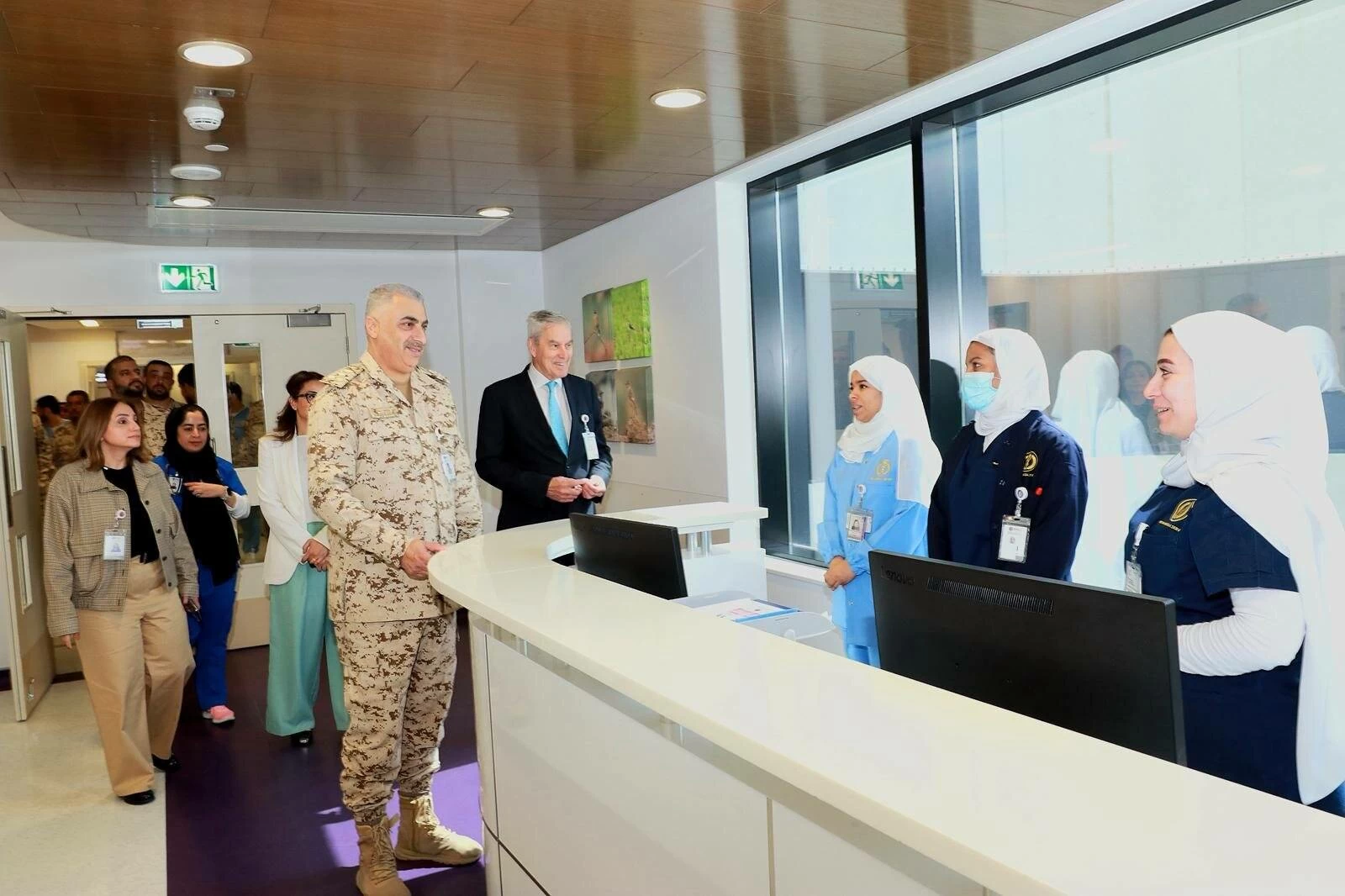 قائد الخدمات الطبية الملكية يقوم بزيارة تفقدية لمركز البحرين للأورام