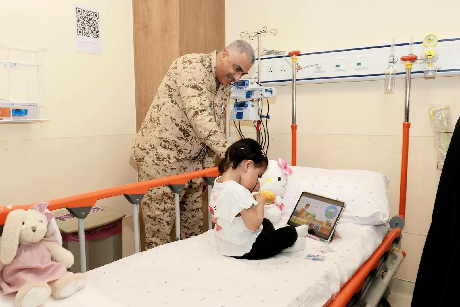 قائد الخدمات الطبية الملكية يقوم بزيارة تفقدية لمركز البحرين للأورام