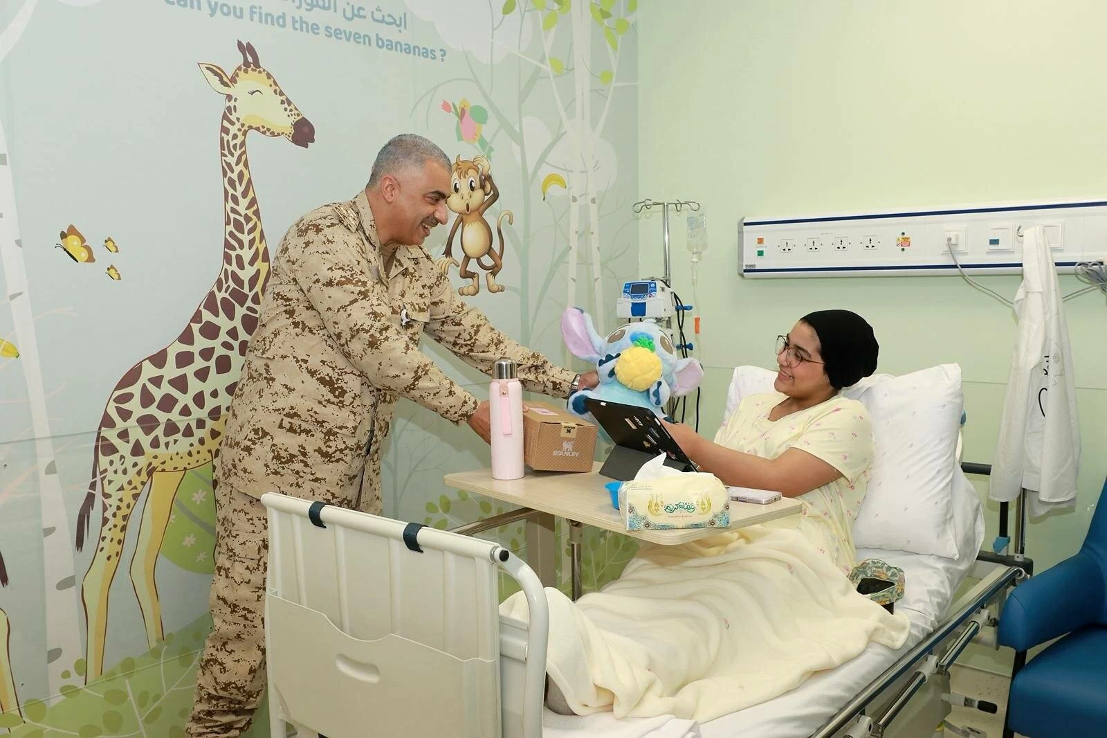 قائد الخدمات الطبية الملكية يقوم بزيارة تفقدية لمركز البحرين للأورام