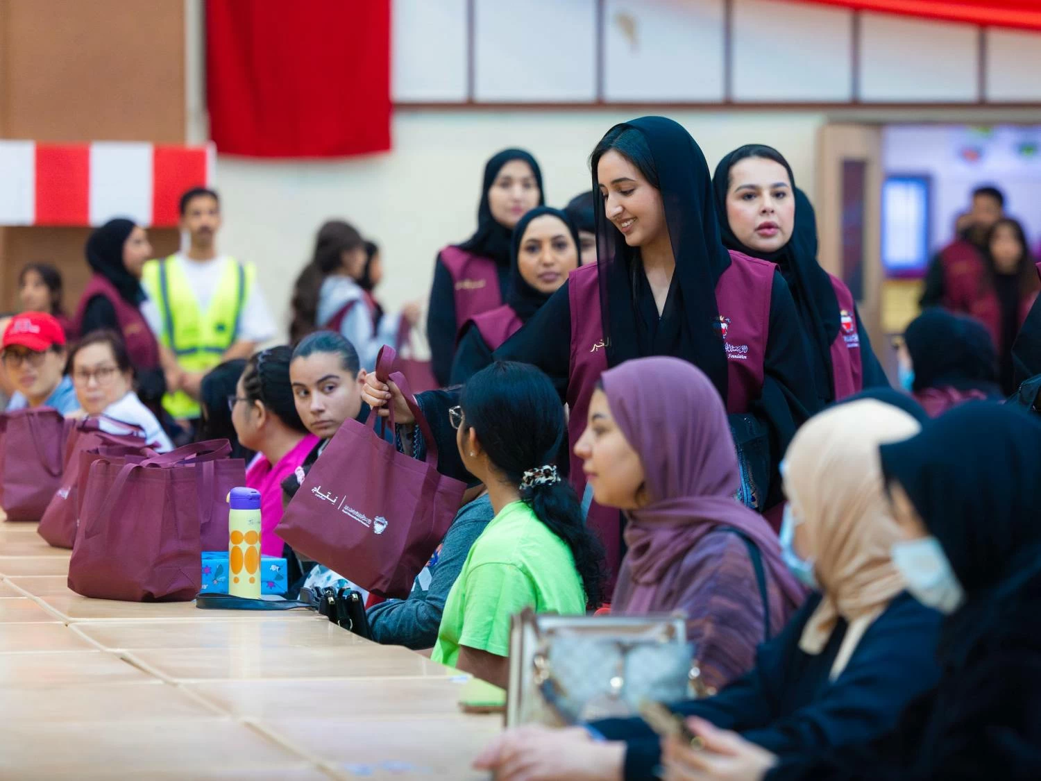 شيمة بنت ناصر&nbsp;تشارك في تحضير أكثر من 400 وجبة إفطار وتقدم الهدايا للأطفال