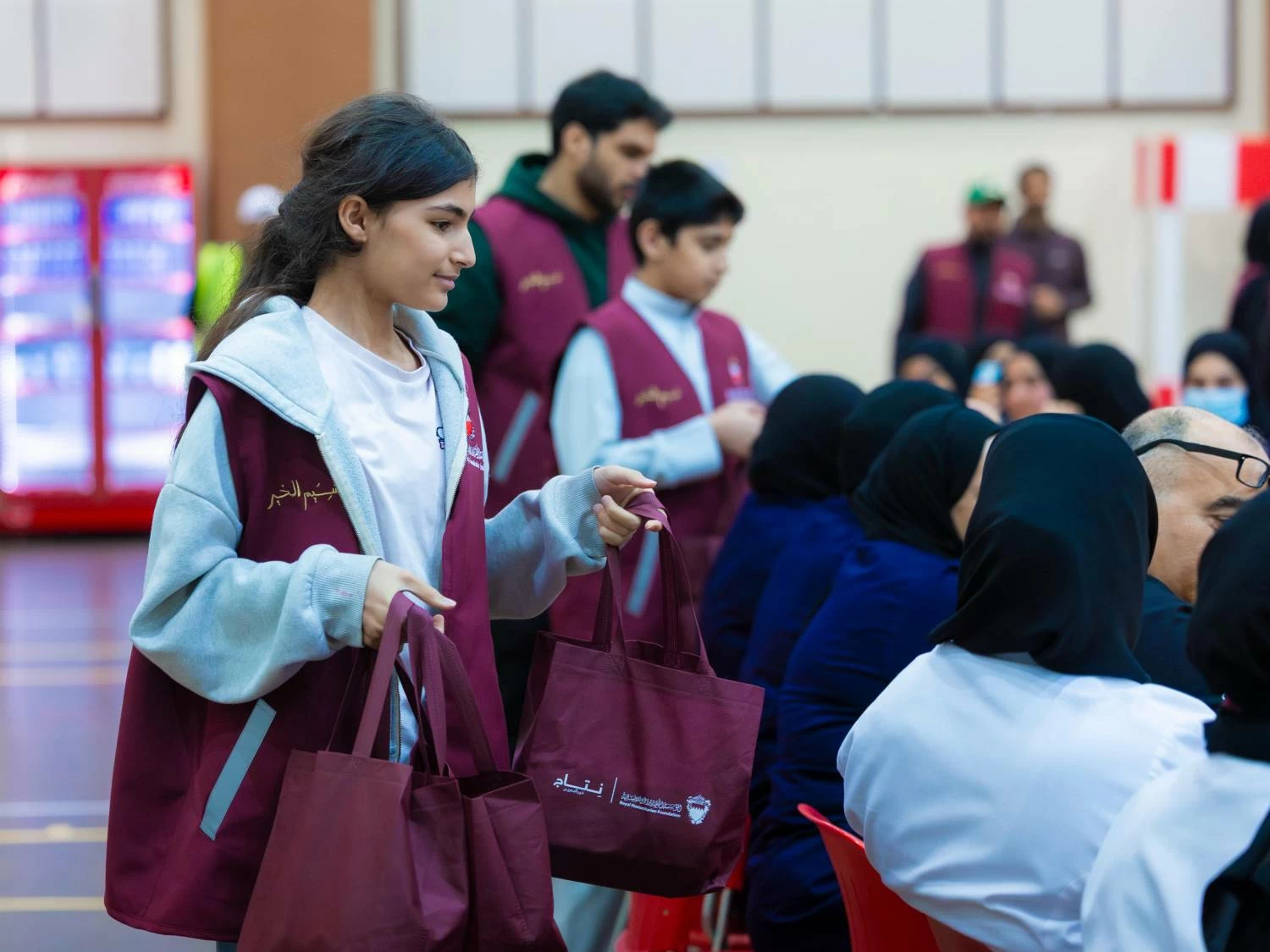 شيمة بنت ناصر&nbsp;تشارك في تحضير أكثر من 400 وجبة إفطار وتقدم الهدايا للأطفال