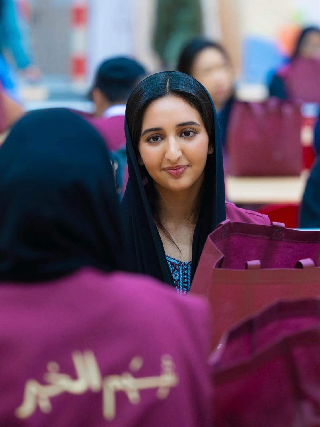 شيمة بنت ناصر&nbsp;تشارك في تحضير أكثر من 400 وجبة إفطار وتقدم الهدايا للأطفال