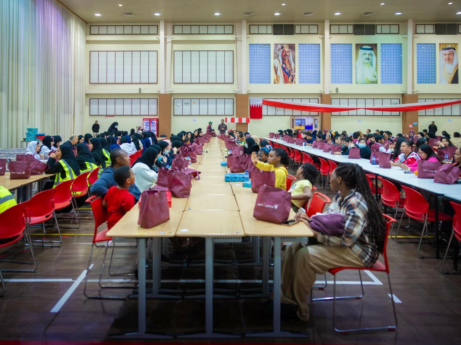 شيمة بنت ناصر&nbsp;تشارك في تحضير أكثر من 400 وجبة إفطار وتقدم الهدايا للأطفال