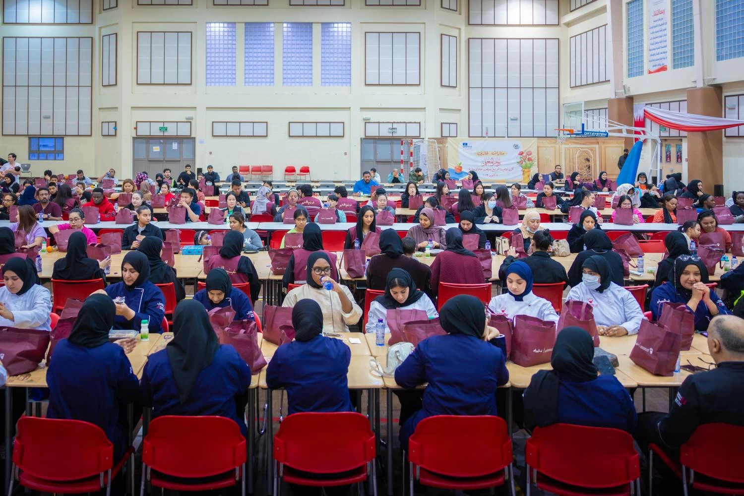 شيمة بنت ناصر&nbsp;تشارك في تحضير أكثر من 400 وجبة إفطار وتقدم الهدايا للأطفال