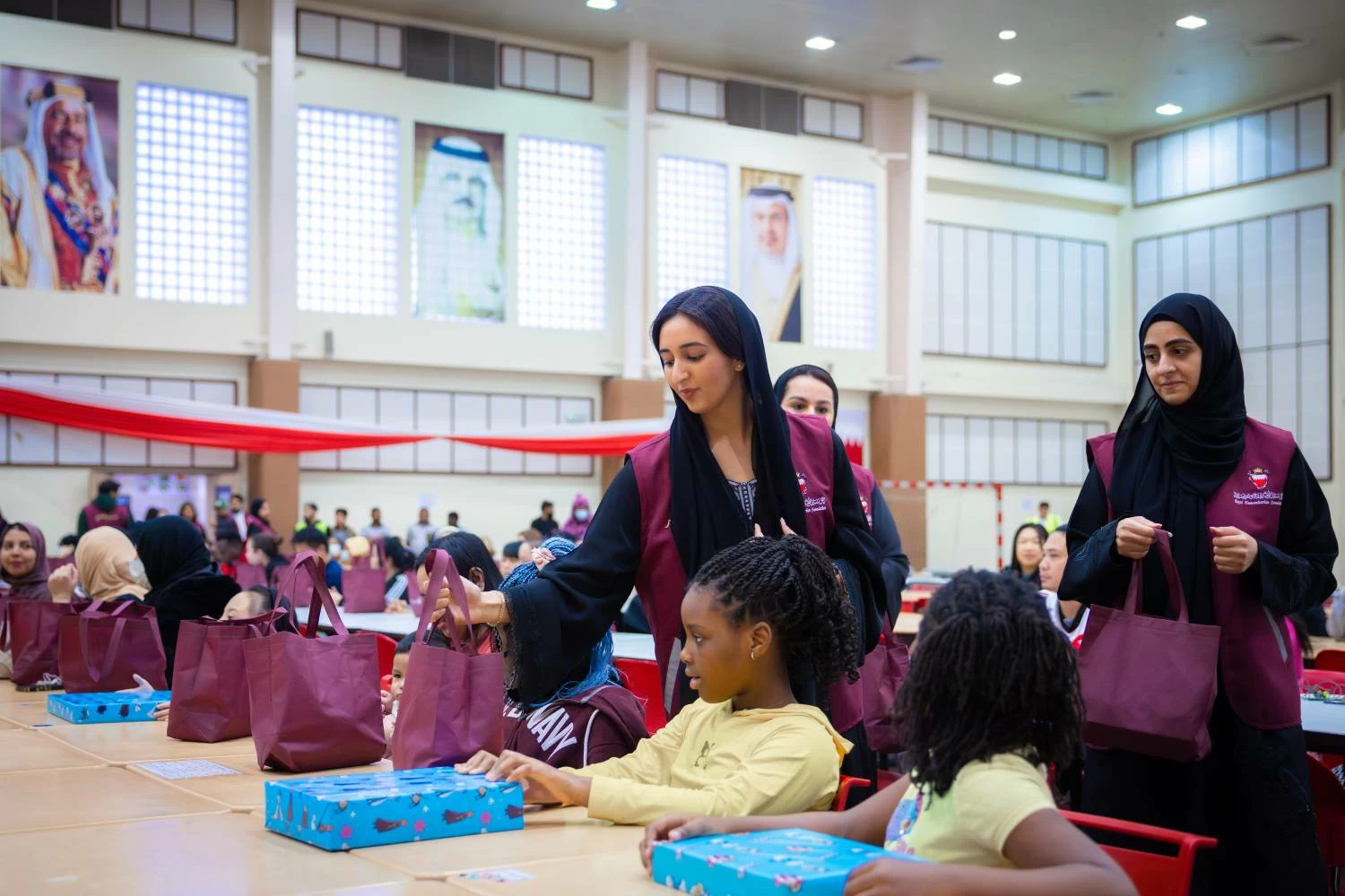 شيمة بنت ناصر&nbsp;تشارك في تحضير أكثر من 400 وجبة إفطار وتقدم الهدايا للأطفال