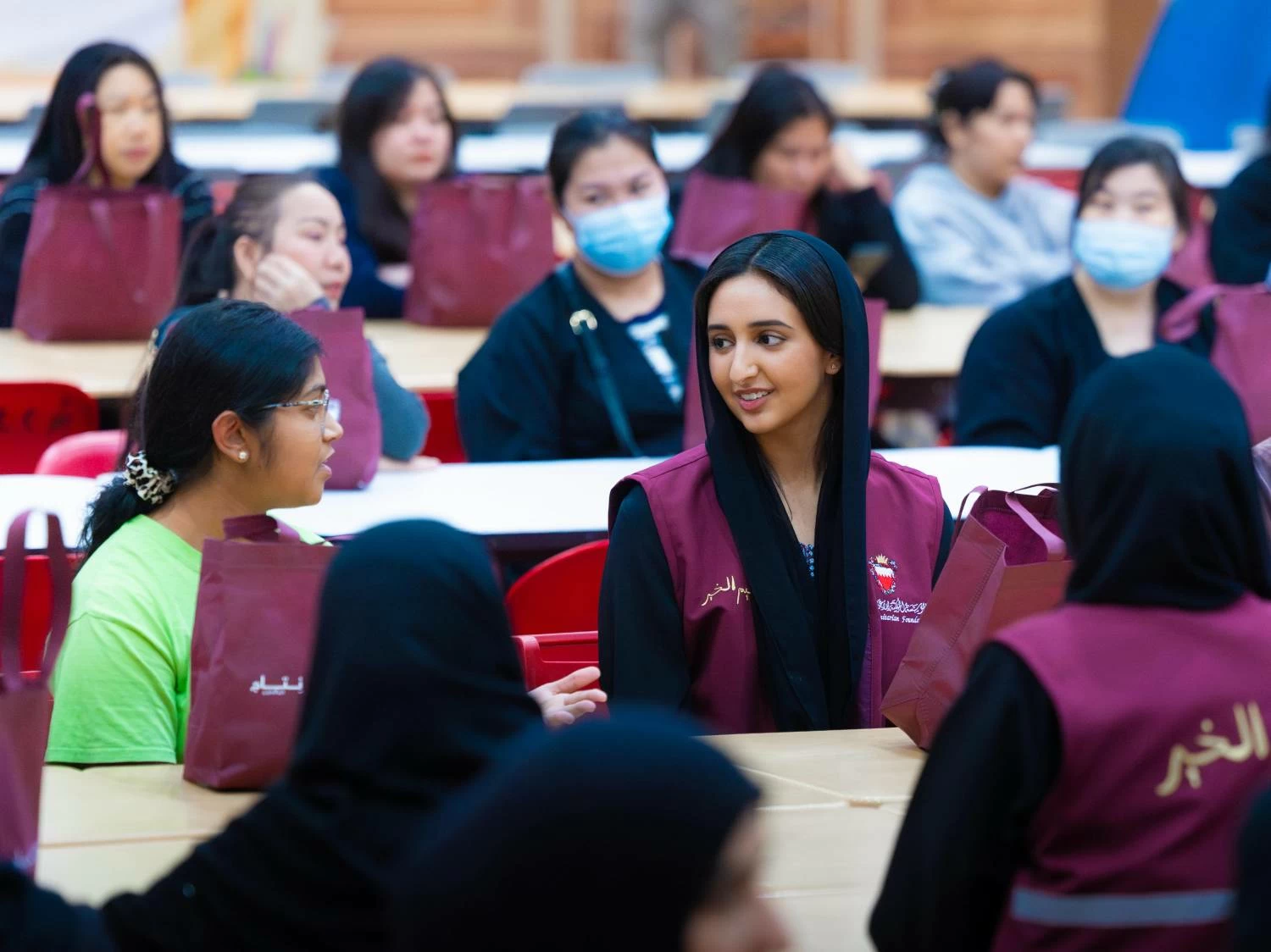 شيمة بنت ناصر&nbsp;تشارك في تحضير أكثر من 400 وجبة إفطار وتقدم الهدايا للأطفال