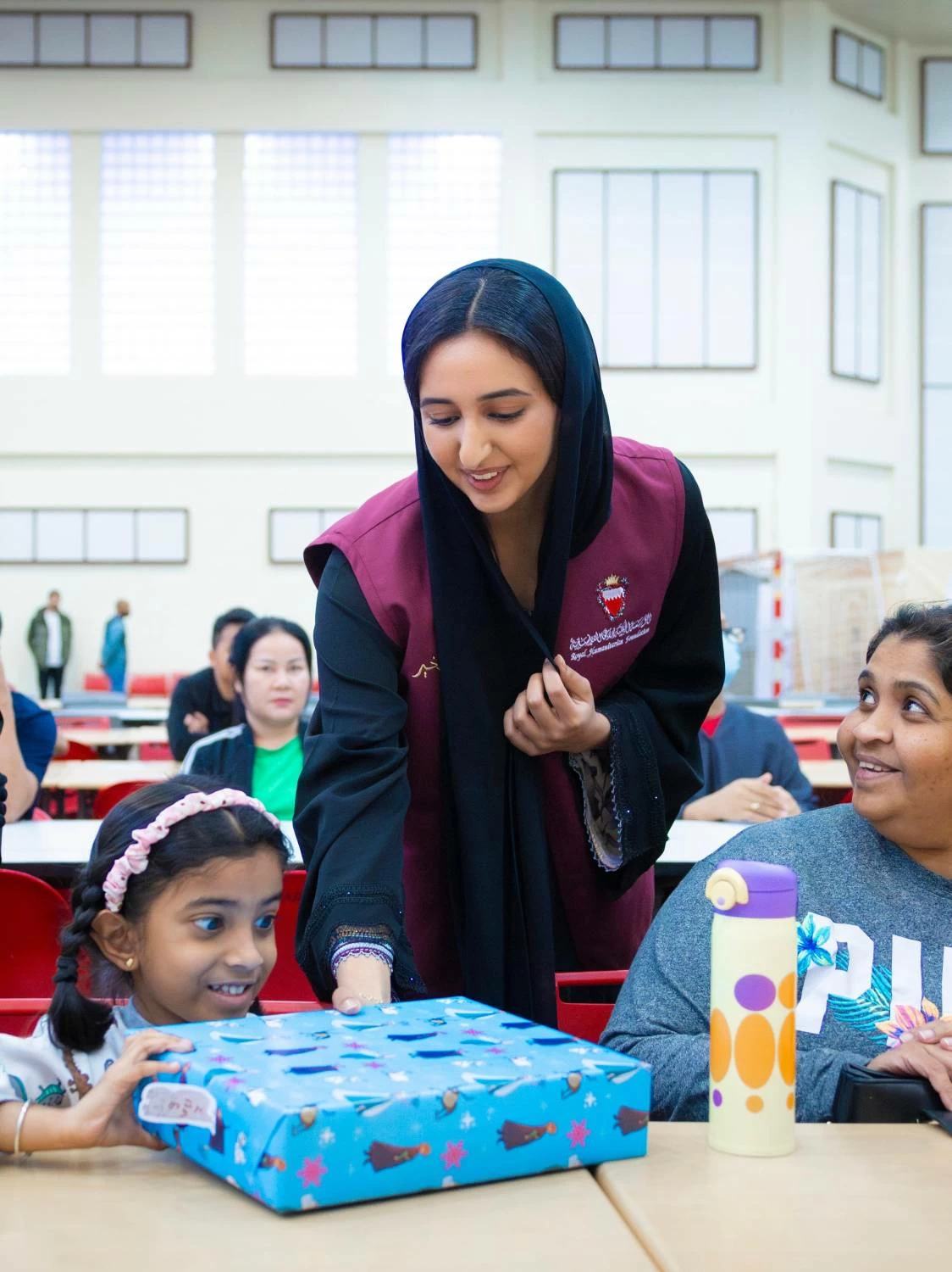 شيمة بنت ناصر&nbsp;تشارك في تحضير أكثر من 400 وجبة إفطار وتقدم الهدايا للأطفال