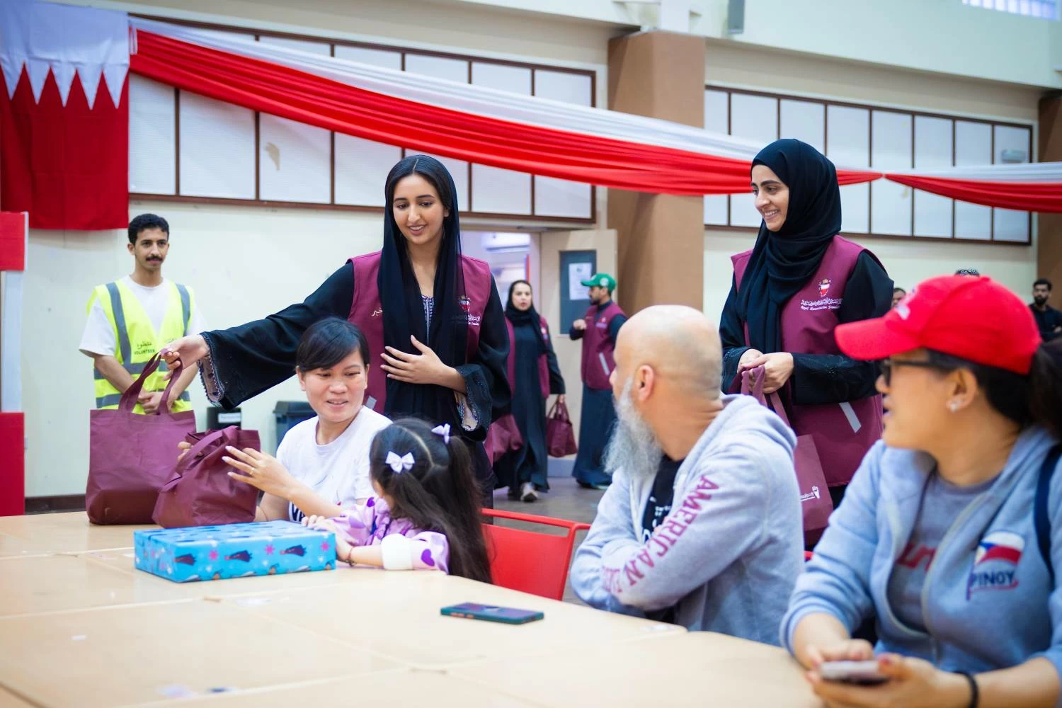 شيمة بنت ناصر&nbsp;تشارك في تحضير أكثر من 400 وجبة إفطار وتقدم الهدايا للأطفال