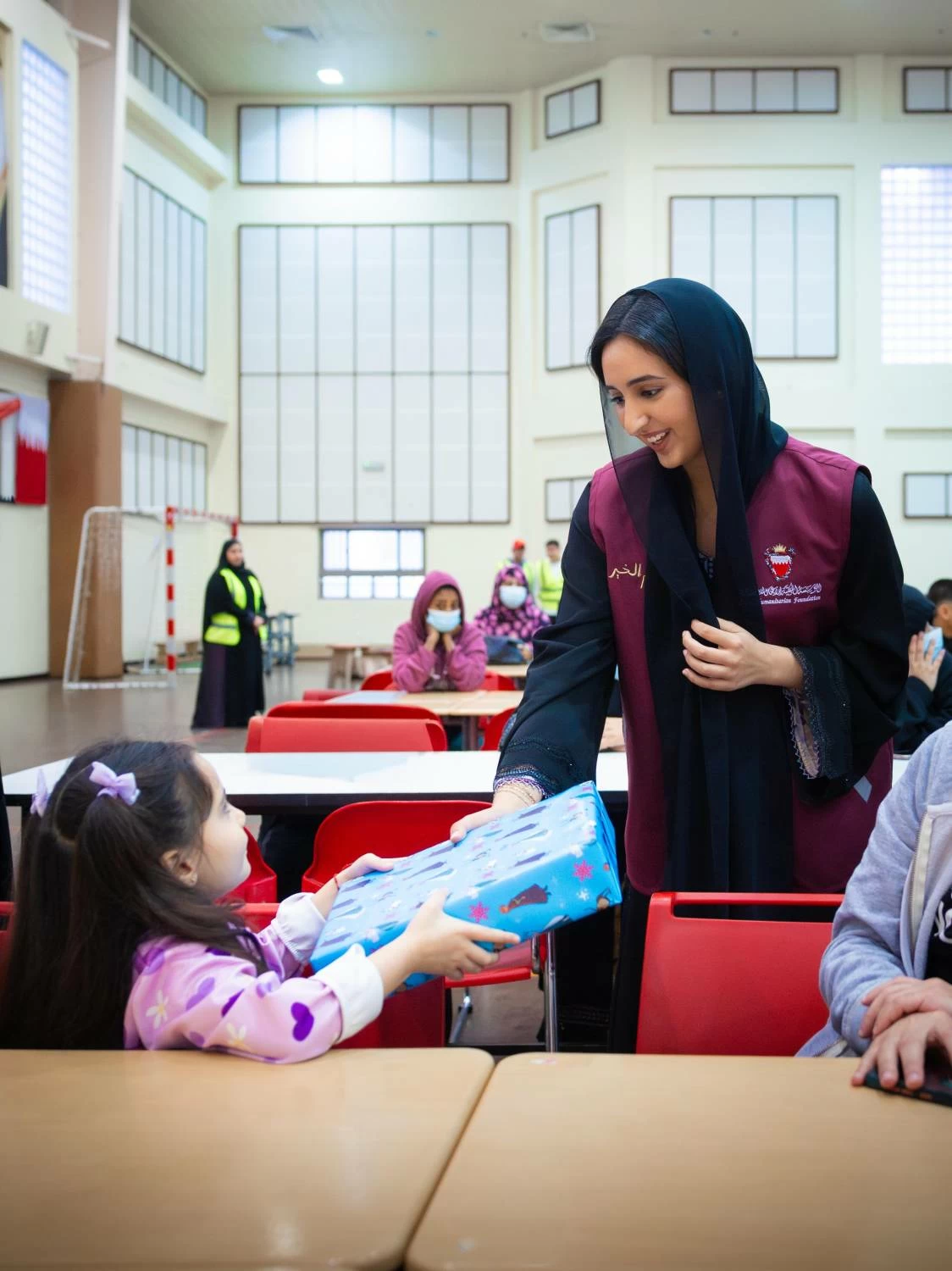 شيمة بنت ناصر&nbsp;تشارك في تحضير أكثر من 400 وجبة إفطار وتقدم الهدايا للأطفال