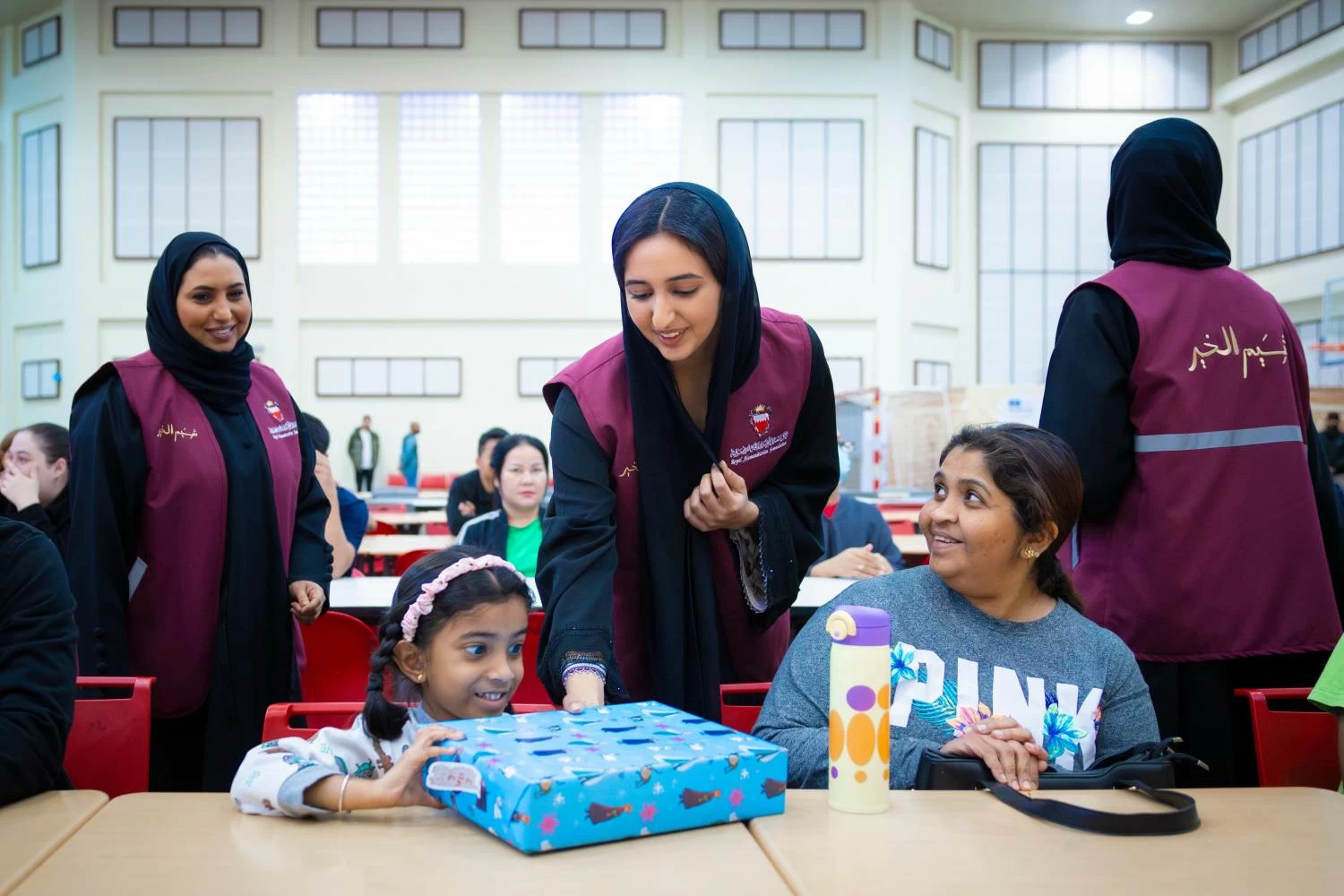 شيمة بنت ناصر&nbsp;تشارك في تحضير أكثر من 400 وجبة إفطار وتقدم الهدايا للأطفال