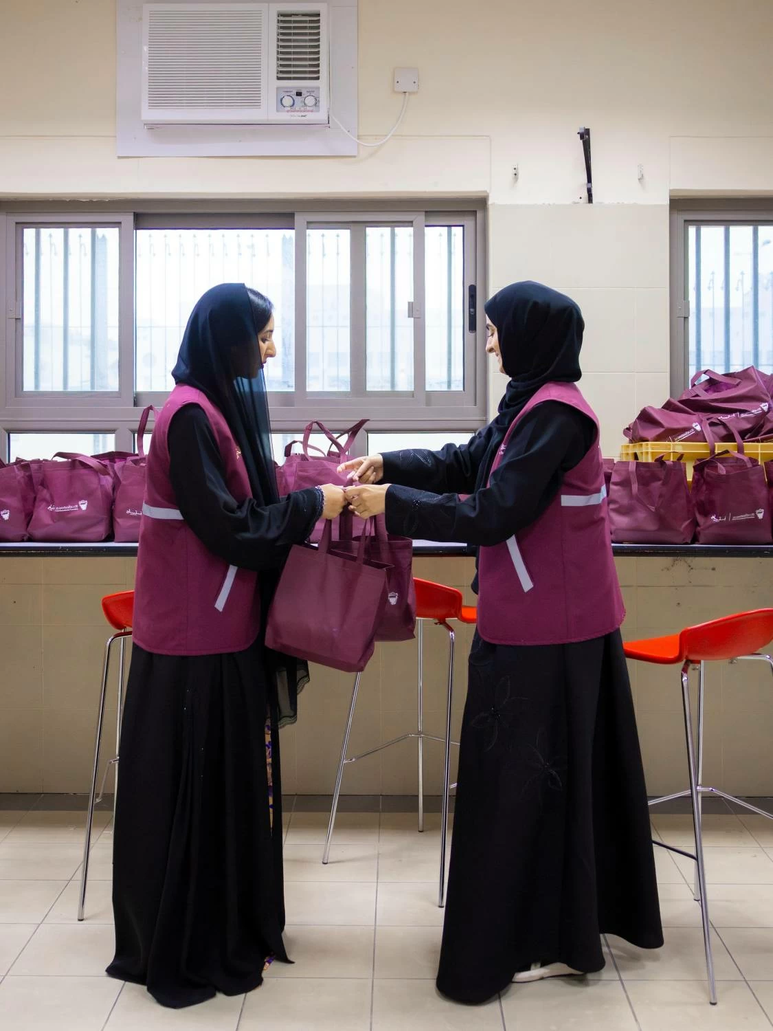 شيمة بنت ناصر&nbsp;تشارك في تحضير أكثر من 400 وجبة إفطار وتقدم الهدايا للأطفال