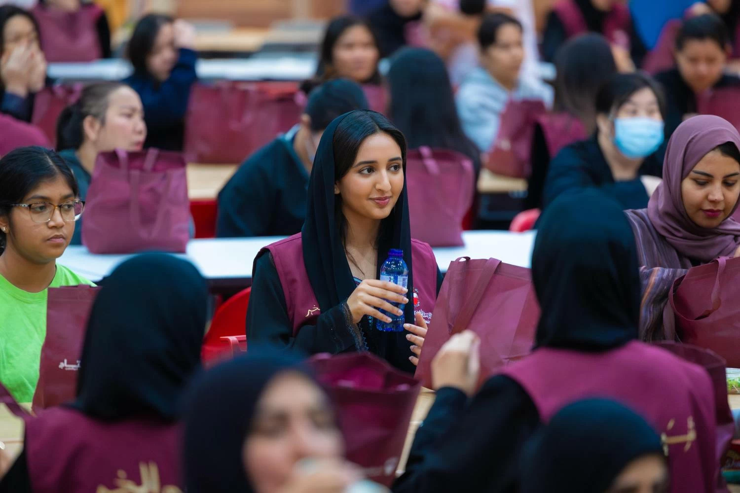 شيمة بنت ناصر&nbsp;تشارك في تحضير أكثر من 400 وجبة إفطار وتقدم الهدايا للأطفال