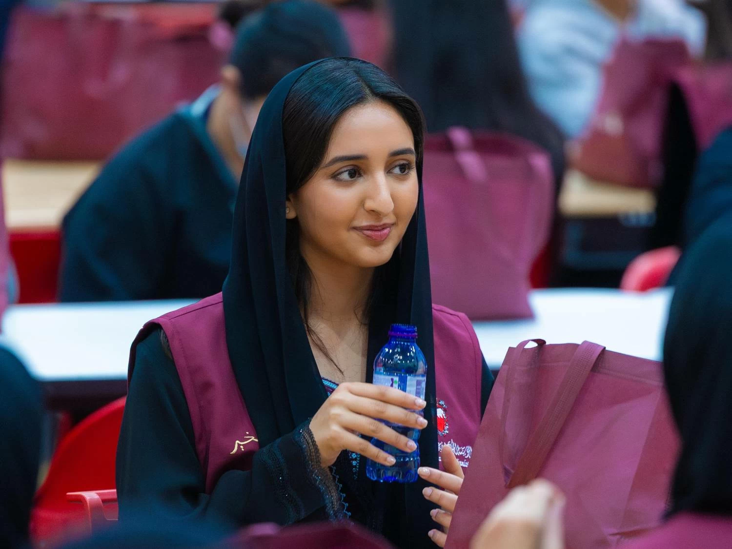 شيمة بنت ناصر&nbsp;تشارك في تحضير أكثر من 400 وجبة إفطار وتقدم الهدايا للأطفال