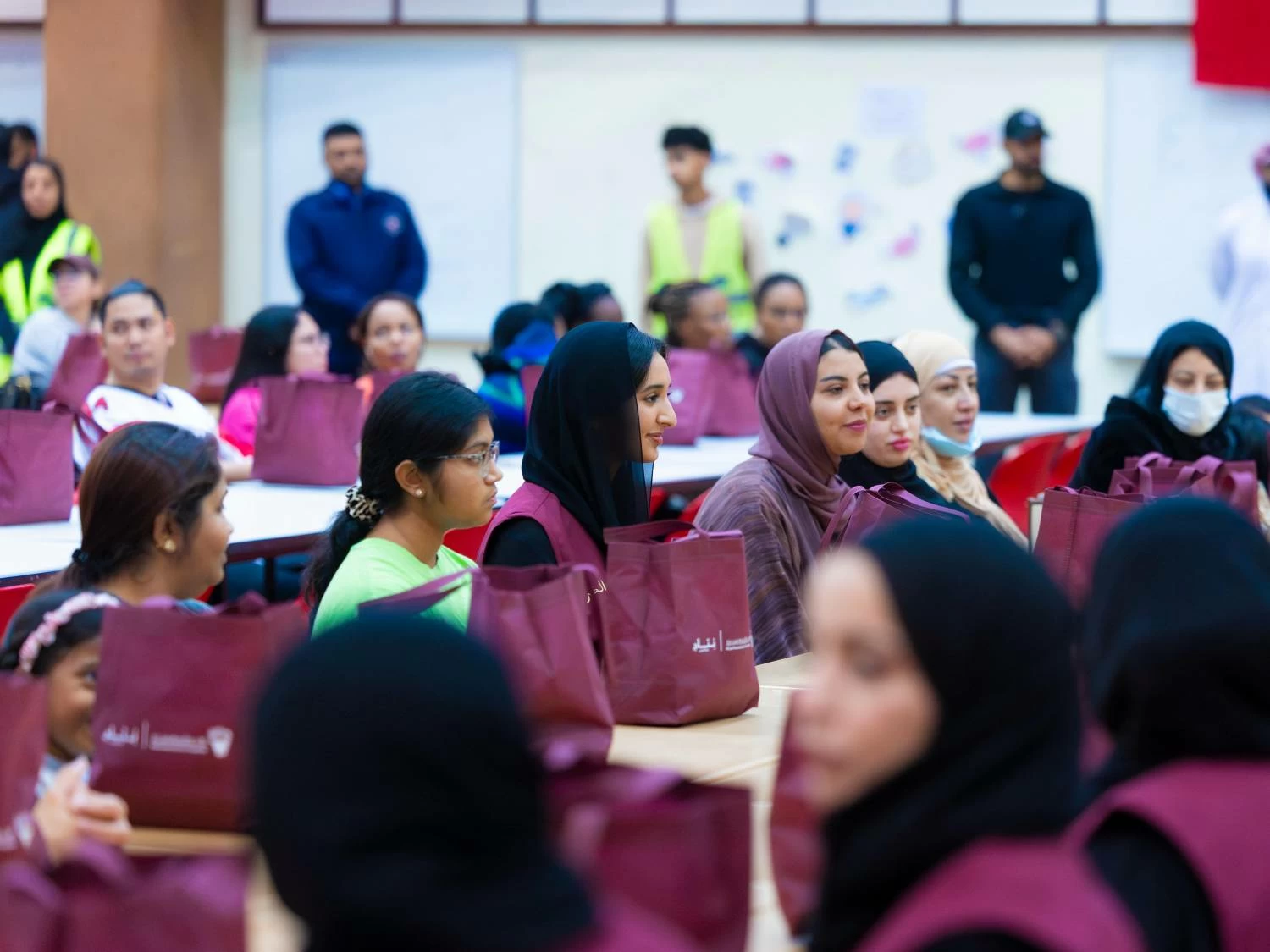 شيمة بنت ناصر&nbsp;تشارك في تحضير أكثر من 400 وجبة إفطار وتقدم الهدايا للأطفال