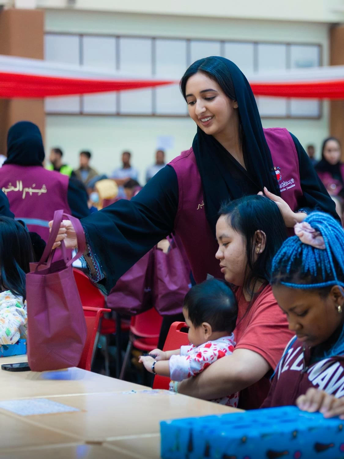 شيمة بنت ناصر&nbsp;تشارك في تحضير أكثر من 400 وجبة إفطار وتقدم الهدايا للأطفال