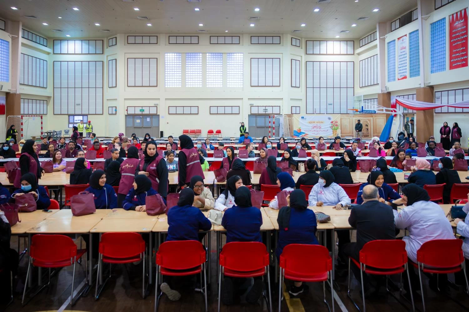 شيمة بنت ناصر&nbsp;تشارك في تحضير أكثر من 400 وجبة إفطار وتقدم الهدايا للأطفال