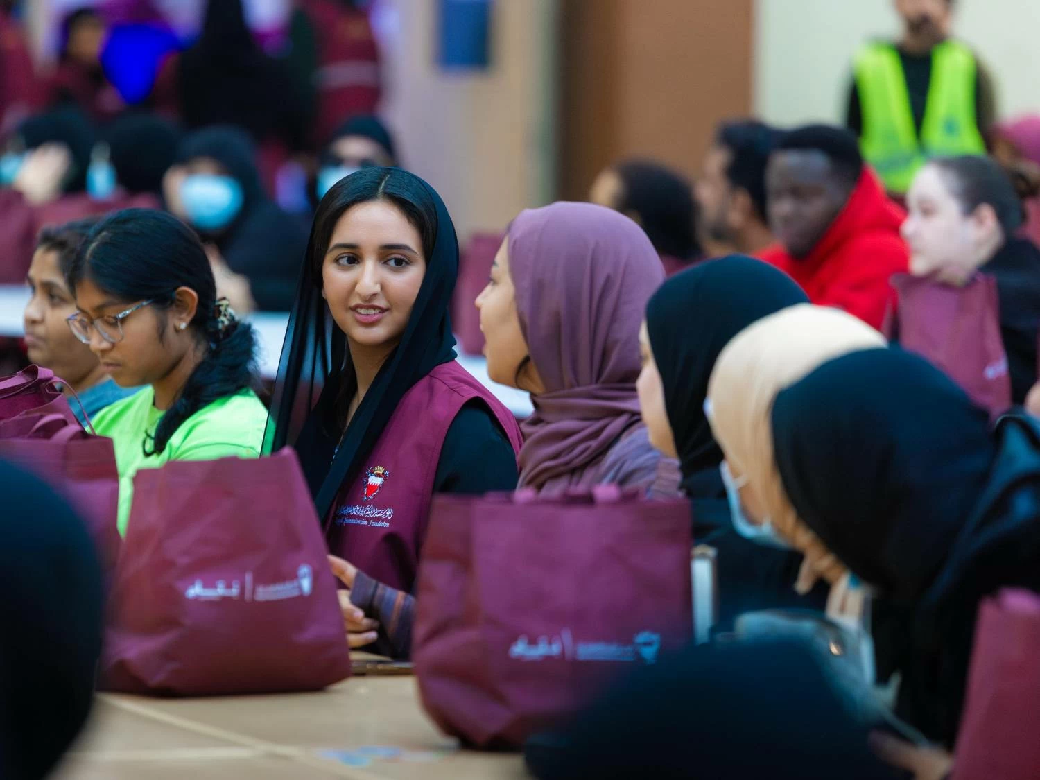 شيمة بنت ناصر&nbsp;تشارك في تحضير أكثر من 400 وجبة إفطار وتقدم الهدايا للأطفال