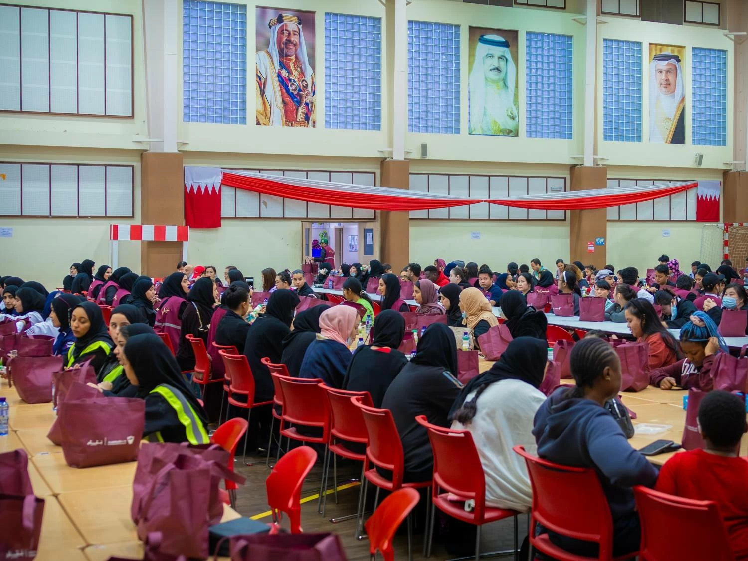 شيمة بنت ناصر&nbsp;تشارك في تحضير أكثر من 400 وجبة إفطار وتقدم الهدايا للأطفال