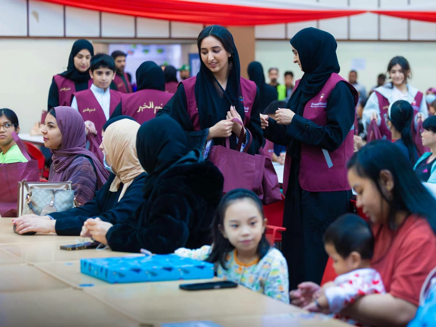 شيمة بنت ناصر&nbsp;تشارك في تحضير أكثر من 400 وجبة إفطار وتقدم الهدايا للأطفال