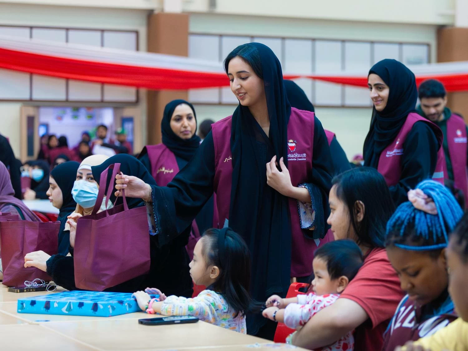 شيمة بنت ناصر&nbsp;تشارك في تحضير أكثر من 400 وجبة إفطار وتقدم الهدايا للأطفال