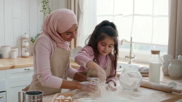 أمهات يهيئن بناتهن لمسؤولية البيت ويغرسن مهارات الطبخ خلال رمضان