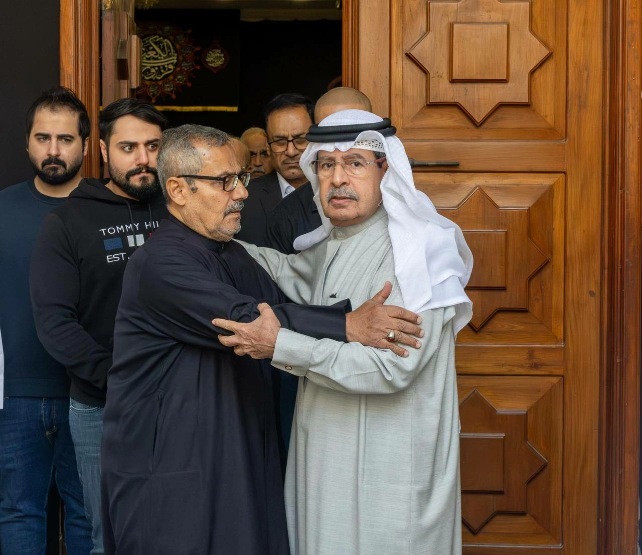 علي بن خليفة يقدم واجب العزاء إلى أسرة المواطنة التي توفيت نتيجة العدوان الإيراني الآثم