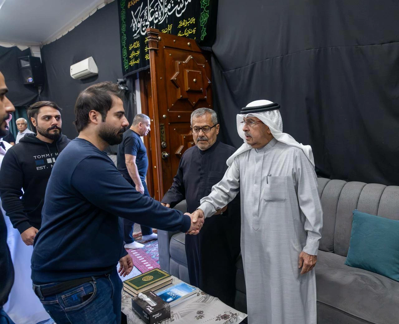 علي بن خليفة يقدم واجب العزاء إلى أسرة المواطنة التي توفيت نتيجة العدوان الإيراني الآثم