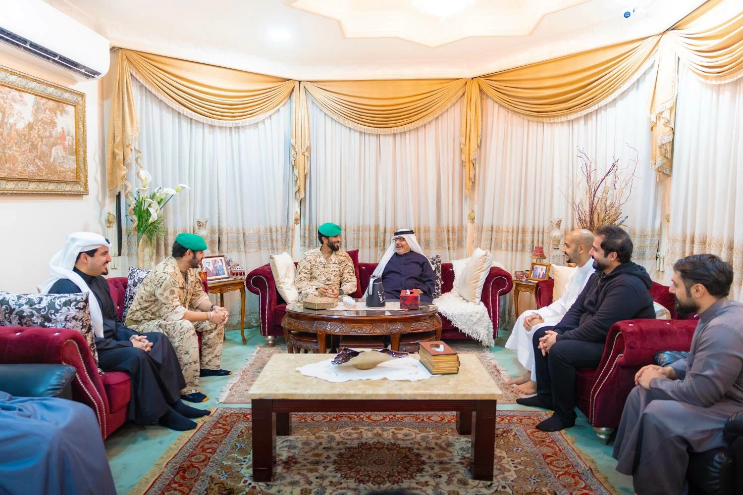 ناصر بن حمد ينقل تعازي ومواساة جلالة الملك المعظم إلى أسرة فقيدة الوطن