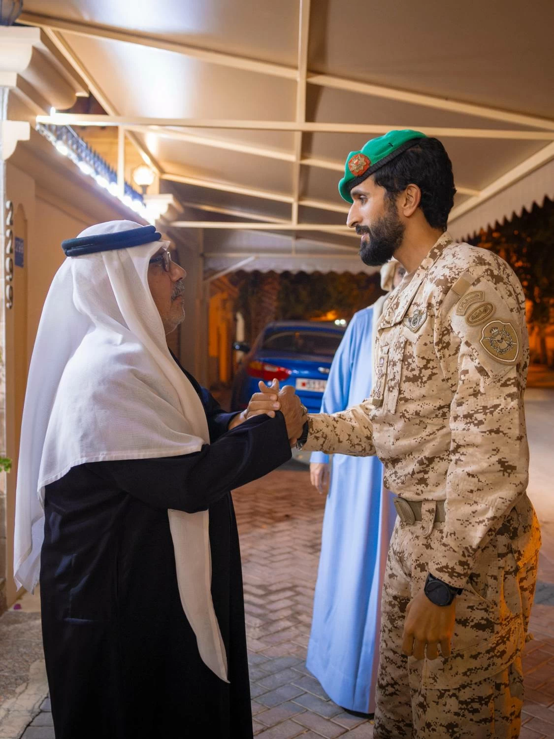 ناصر بن حمد ينقل تعازي ومواساة جلالة الملك المعظم إلى أسرة فقيدة الوطن