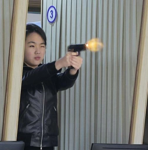 صور جديدة لابنة كيم المراهقة.. تطلق النار من مسدس