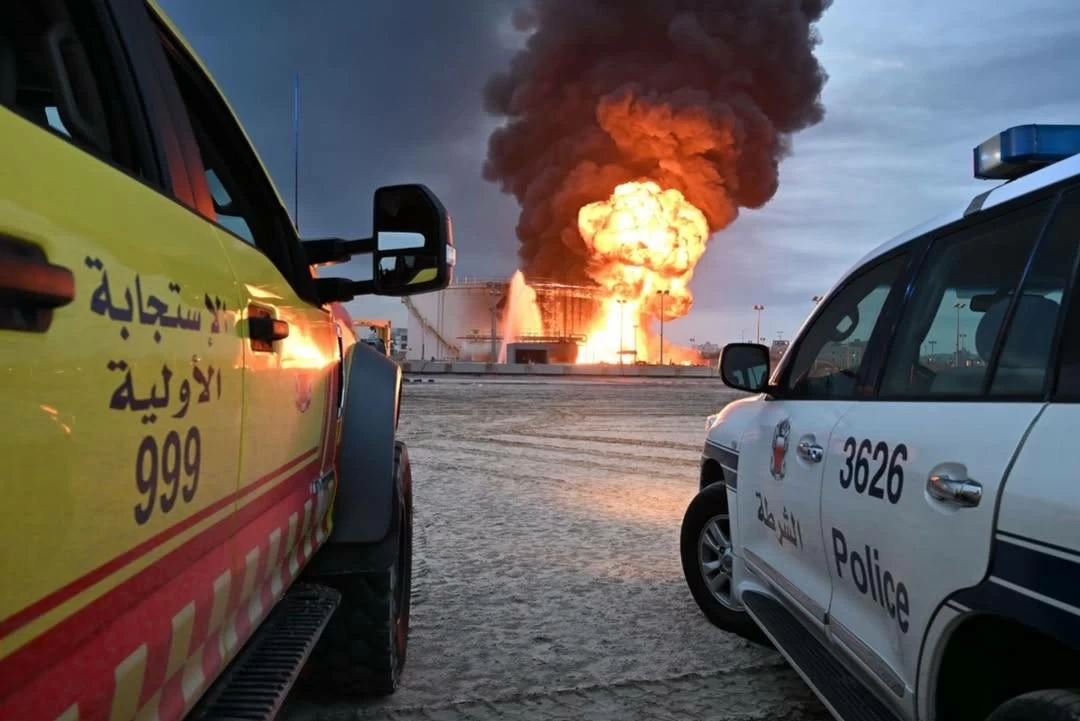 الدفاع المدني يواصل السيطرة على حريق خزانات الوقود في المحرق بعد استهدافها بالعدوان الإيراني
