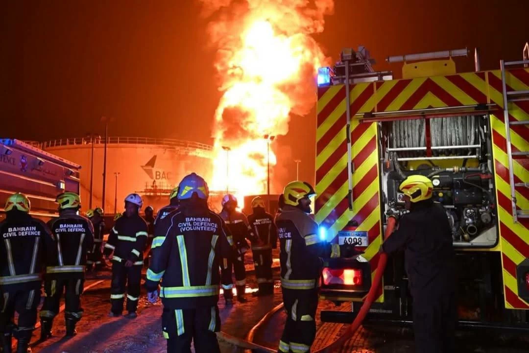 الدفاع المدني يواصل السيطرة على حريق خزانات الوقود في المحرق بعد استهدافها بالعدوان الإيراني