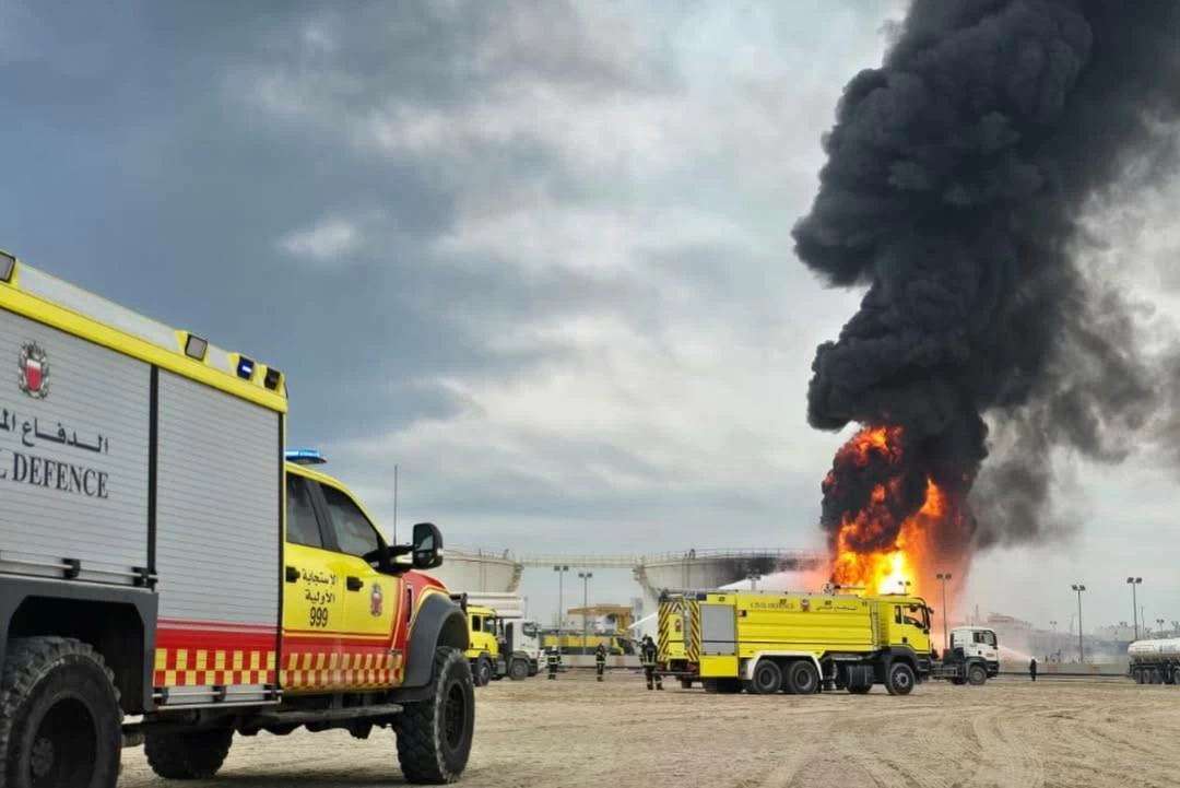 الدفاع المدني يواصل السيطرة على حريق خزانات الوقود في المحرق بعد استهدافها بالعدوان الإيراني